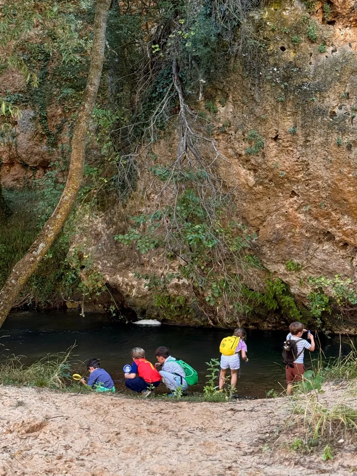 Peques explorando el río Duratón