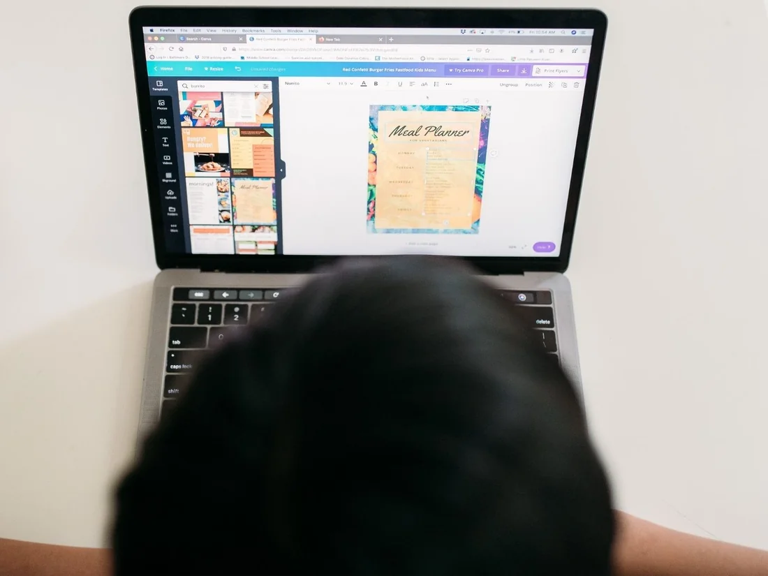 Editando un diseño en Canva en el portátil