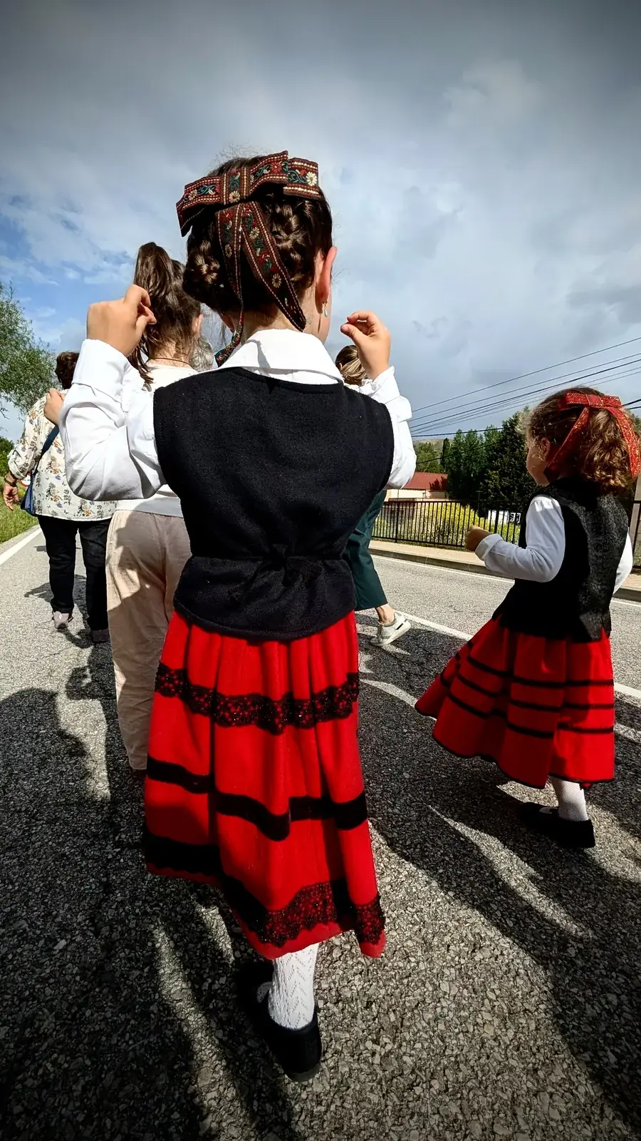 Niñas con el traje tradicional de Sepúlveda en una fiesta popular